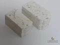 zawieszka metka papier czerpany z nasionami i płatkami kwiatów.jpg