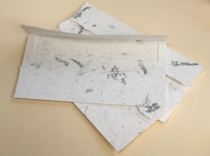 Koperta DL z papieru czerpanego botanicznego