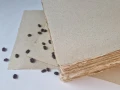 papier czerpany A4 z mielonymi ziarnami kawy _czerpalnia.jpg