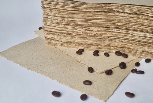 papier czerpany z mielonymi ziarnami kawy.jpg