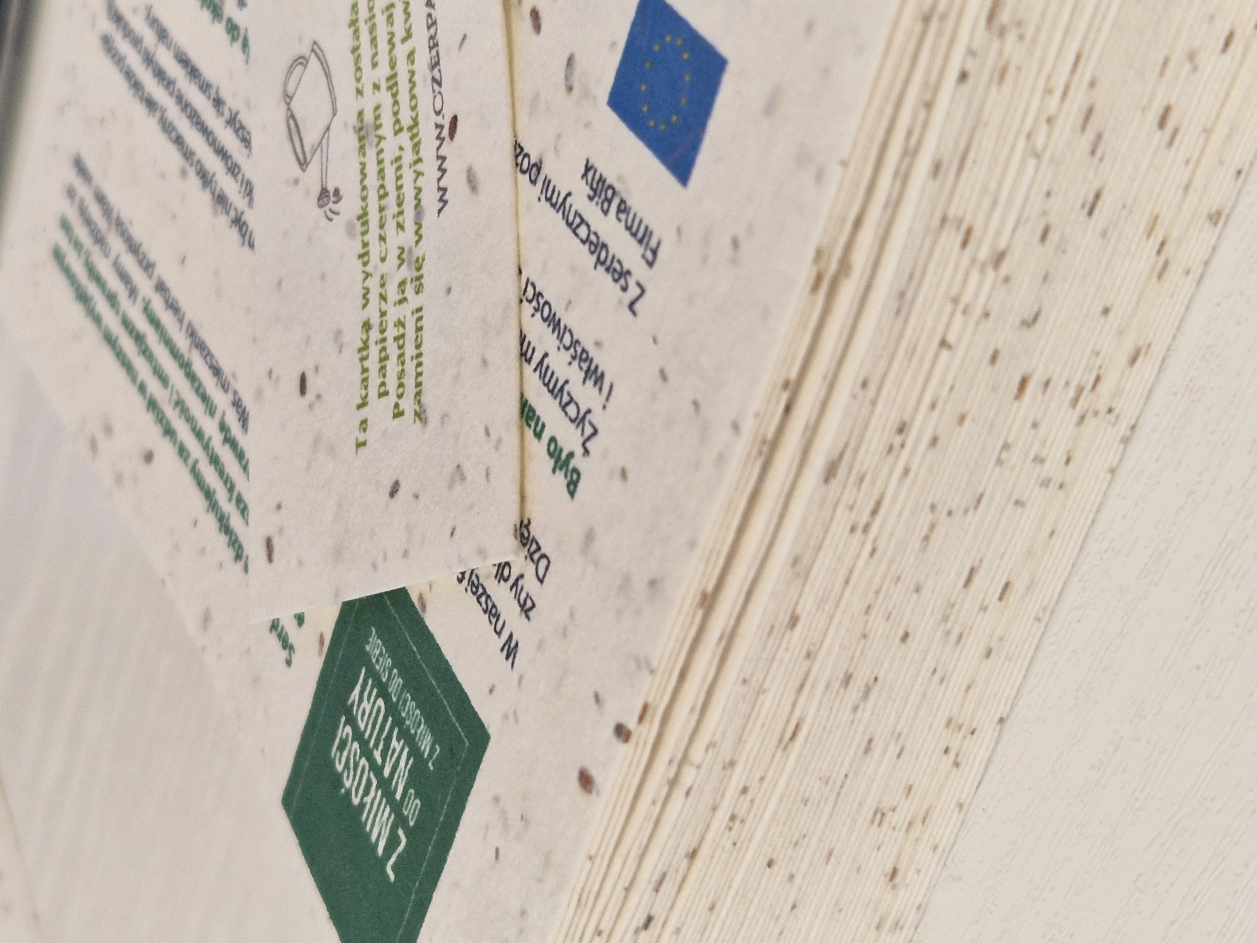 Ulotka rosnąca na papierze czerpanym z nasionami